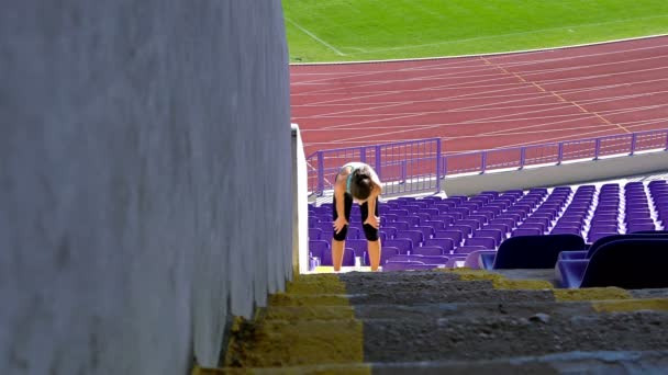 Девушка-спортсмен бежит по лестнице на стадионе
 - Кадры, видео