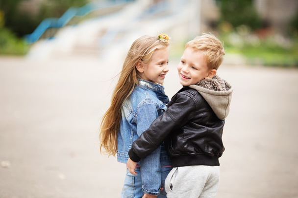 Két gyermek boldog - fiú és lány portréja - Fotó, kép