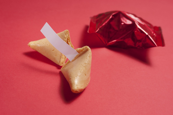 Biscoitos da sorte, um selado e um rachado
 - Foto, Imagem