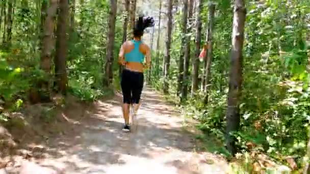 Śledzenia kamery dziewczyny kobieta działa, jogging w parku, drewna, Las - Materiał filmowy, wideo