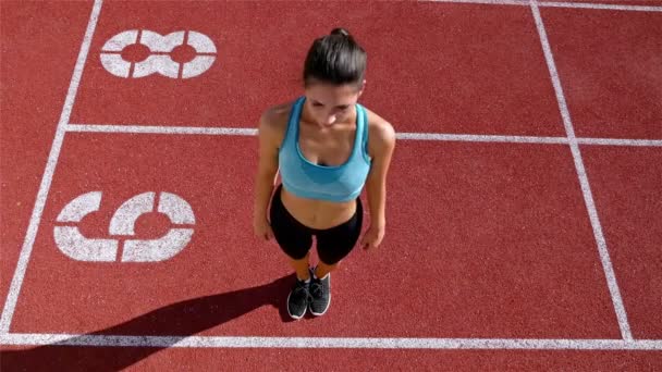 Runner sporcu kadın bir Stadı'nda, üstten görünüm çalıştırmadan önce ısınma izlemek - Video, Çekim