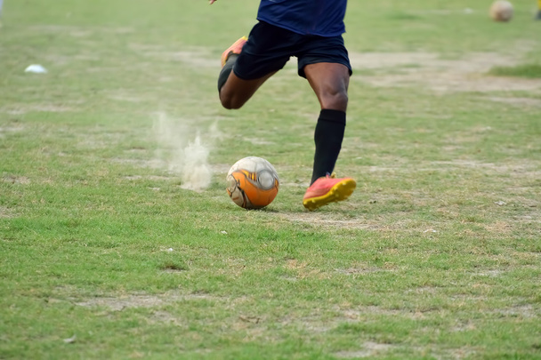 Jongen kick voetbal - Foto, afbeelding