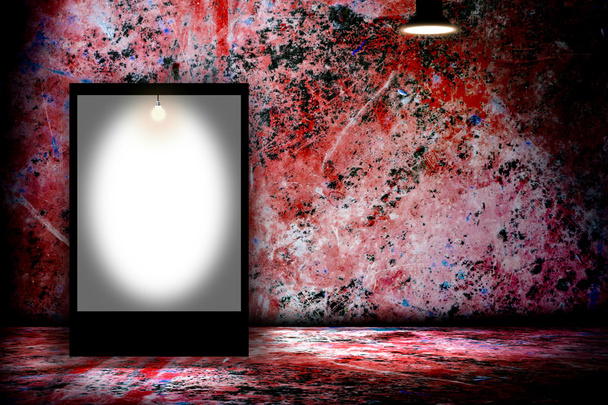 Leere Plakatwand im leeren dunklen Raum - Foto, Bild