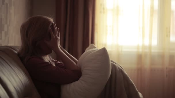 Καταθλιπτική γυναίκα στο κρεβάτι. κορίτσι κλαίει στον καναπέ. οξεία βουνό - Πλάνα, βίντεο