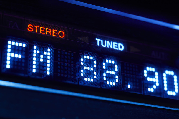 FM-tuner radio display. Stereo digitale frequentie station afgestemd. - Foto, afbeelding