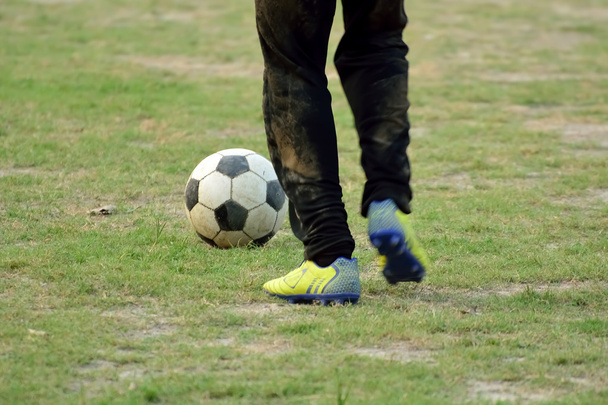 мальчик играет в футбол - Фото, изображение