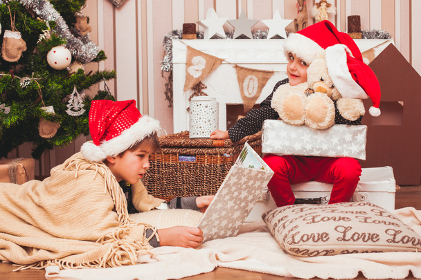 Dos chicos con gorras de Santa
 - Foto, Imagen