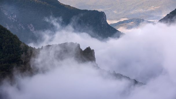 Paesaggio montano con fitta nebbia in movimento
 - Foto, immagini