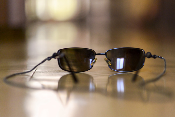 Masadaki güneş gözlükleri.  - Fotoğraf, Görsel