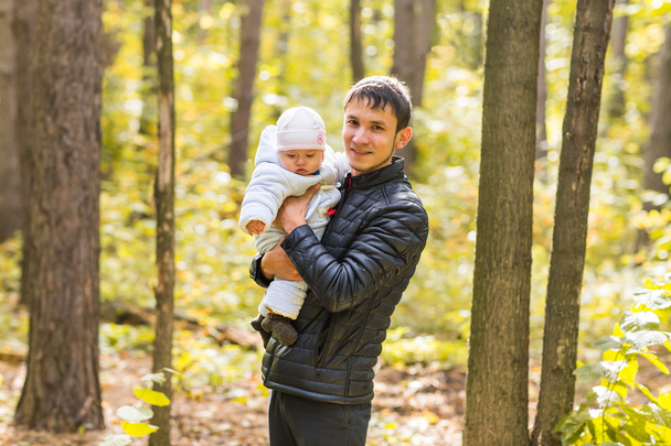 onnellinen vauva isänsä kanssa ulkona
 - Valokuva, kuva
