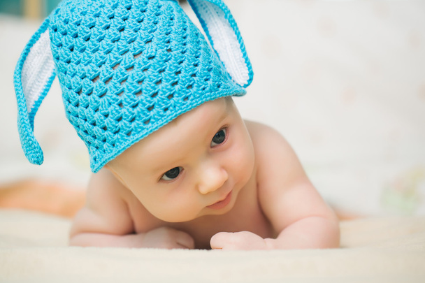 Chłopiec dziecko w bunny kapelusz - Zdjęcie, obraz