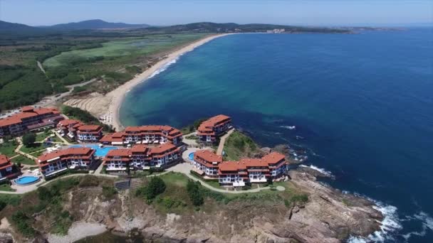 Luftaufnahme des Luxus-Resorts auf einer kleinen Halbinsel am Schwarzen Meer mit langem Sandstrand - Filmmaterial, Video