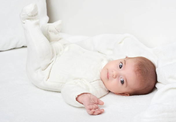baby on white towel in bed - Zdjęcie, obraz