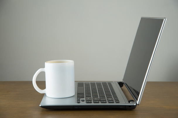 cup on  keyboard of laptop - Фото, зображення
