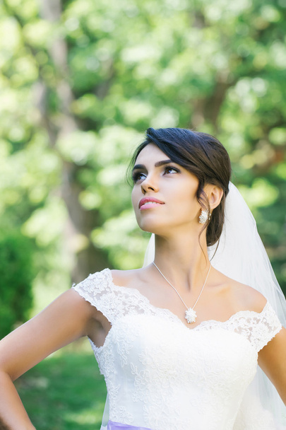 pretty bride outdoor - Foto, immagini