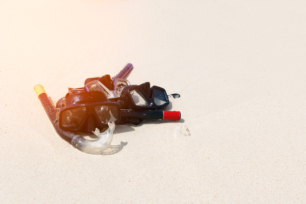 Sukellus naamio ja snorkkeli hiekalla phuket Thaimaan rannalla
. - Valokuva, kuva