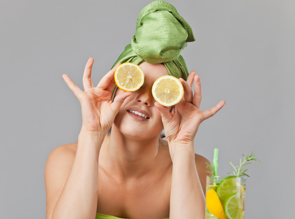  woman with lemon and drink from citrus - Foto, Imagen