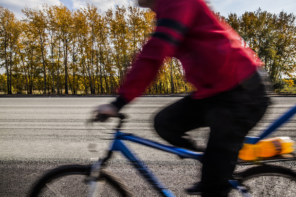Man riding bicycle in city park - Valokuva, kuva