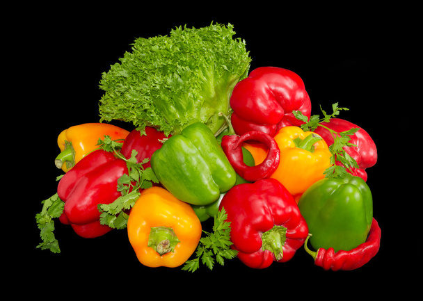 mehrere grüne, gelbe und rote Paprika unter den grünen Paprika  - Foto, Bild