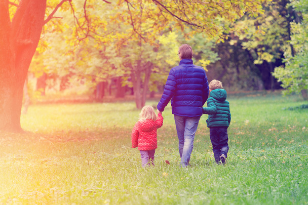 отец с двумя детьми гуляли осенью
 - Фото, изображение