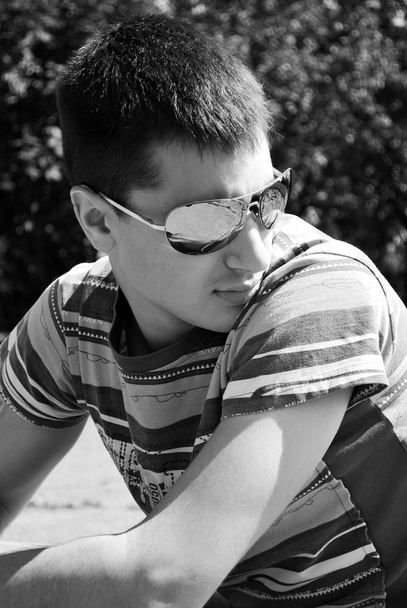 Jongeman draagt een zonnebril - Foto, afbeelding