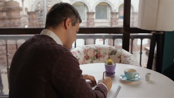 Férfi illata a kávét a kávézóban - Felvétel, videó