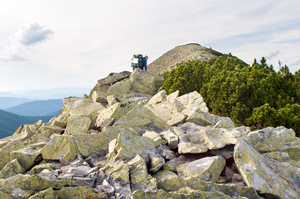 Voyageur grimpant au sommet de la montagne à travers les rochers
 - Photo, image