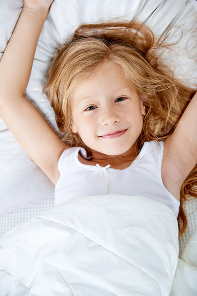 Портрет щасливої дитини в ліжку
 - Фото, зображення