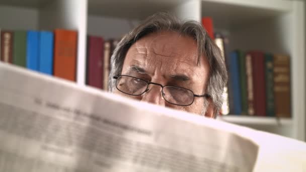 homem sênior ler jornal - Filmagem, Vídeo