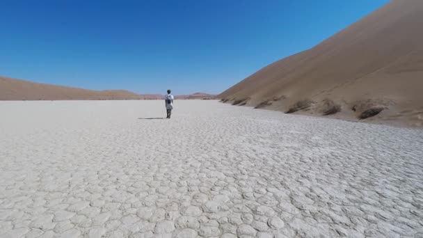 Tourist walking in the majestic Namib desert, Sossusvlei, Namib Naukluft National Park, main visitor attraction and travel destination in Namibia. Adventures in Africa. - Footage, Video