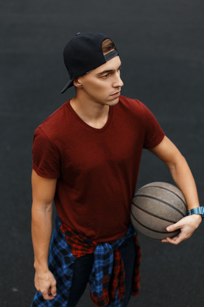 schöner Kerl spielt Basketball, im Freien  - Foto, Bild
