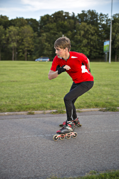 A görkorcsolya elérni nagy sebességgel sportember - Fotó, kép