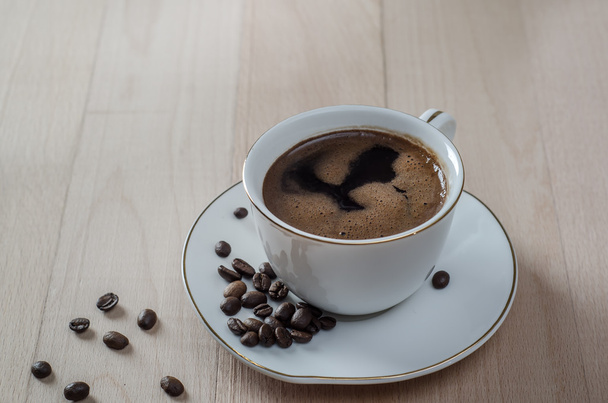 Primo piano di una tazza di caffè nero appena preparata
  - Foto, immagini