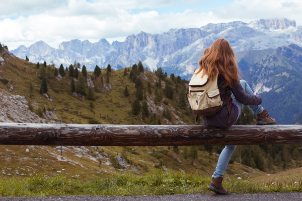 girl looking at the mountains  - Foto, afbeelding