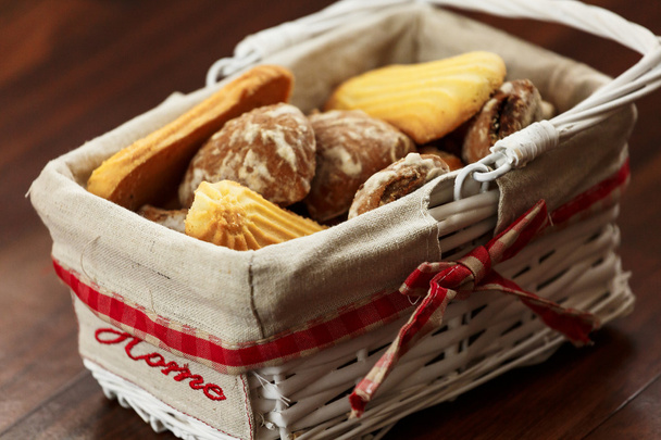 galletas caseras de pan corto y pan de jengibre sobre la mesa en una canasta de madera.galletas, postre
 - Foto, Imagen