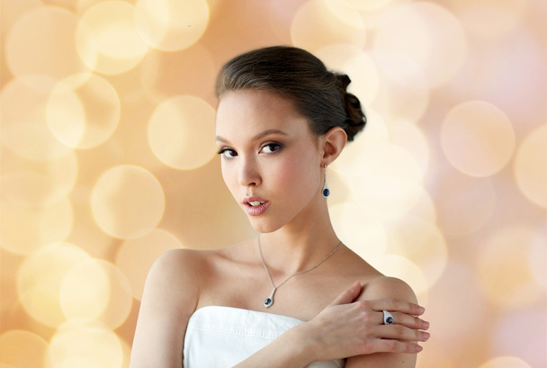 mulher bonita com jóias sobre luzes feriados
 - Foto, Imagem
