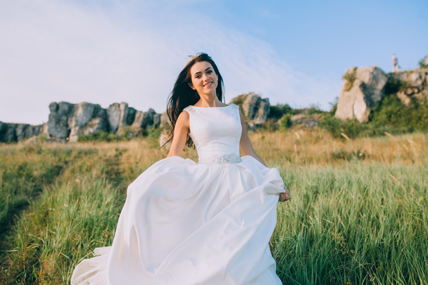 Menina em vestido de noiva branco
 - Foto, Imagem