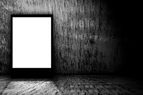 Panneau d'affichage vierge dans une pièce sombre vide
 - Photo, image