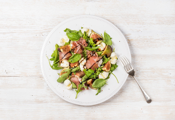 Prosciutto, arugula, basil, figs salad - Foto, immagini