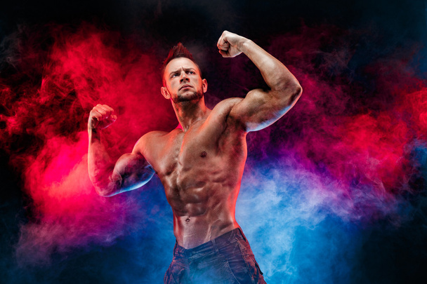 Homme bodybuilder fort en pantalon militaire avec abdos, épaules, biceps, triceps, poitrine parfaits
 - Photo, image