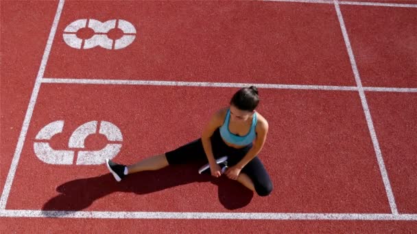 Runner sporcu kadın bir Stadı'nda, üstten görünüm çalıştırmadan önce ısınma izlemek - Video, Çekim
