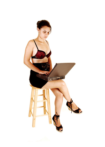 Tyttö kirjoittaminen kannettavaan tietokoneeseen
. - Valokuva, kuva