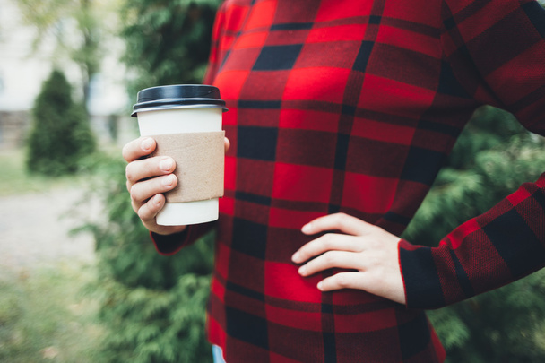 Mladí bokovky dívka drží kávu jít na procházce v parku - Fotografie, Obrázek