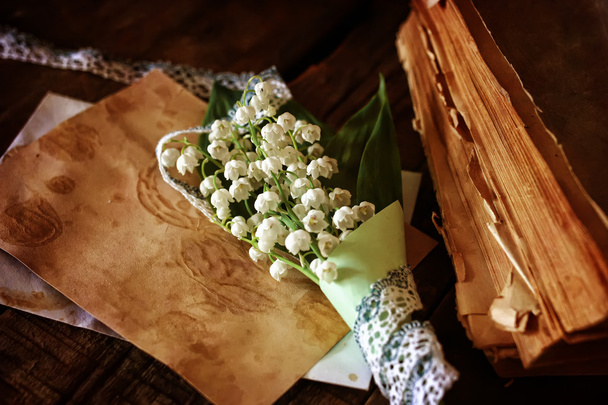 букет лилии и ретро-книги
 - Фото, изображение
