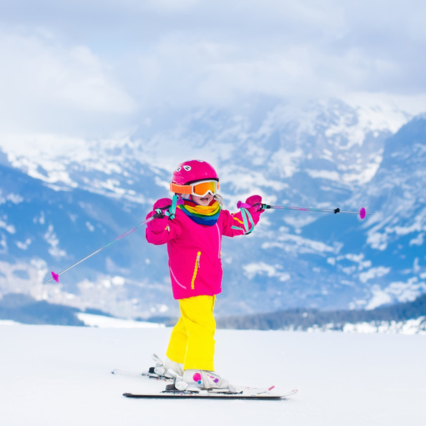 kleines Kind beim Skifahren in den Bergen - Foto, Bild