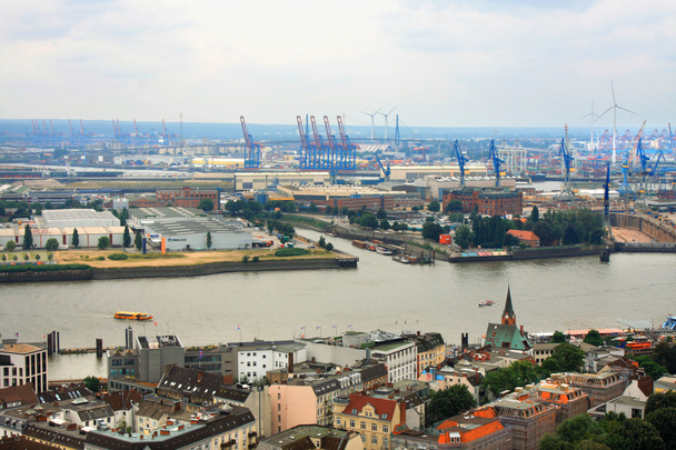 Гамбургский городской пейзаж с портом и тяжелой промышленностью
 - Фото, изображение