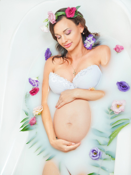 hermosa mujer embarazada en baño de leche
 - Foto, Imagen