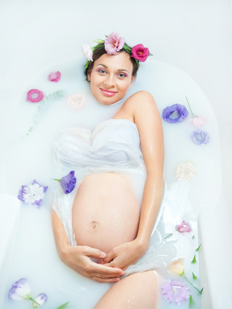 süt banyosu güzel hamile kadın - Fotoğraf, Görsel