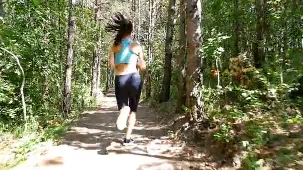 Sledovací kamery žena dívka běh, běhání v parku, dřevo, Les, zpomalené - Záběry, video