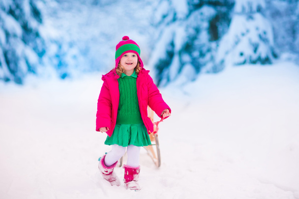 Mała dziewczynka gra w mroźną zimę z lasu - Zdjęcie, obraz
